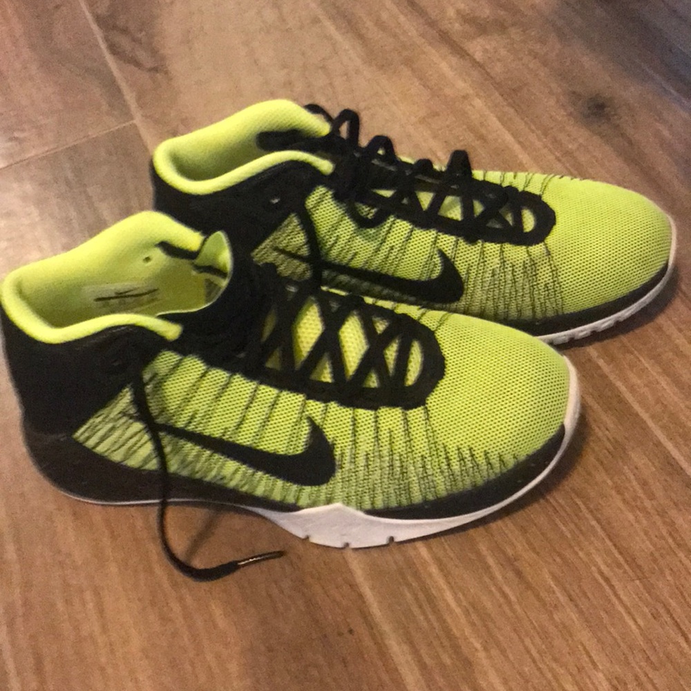 Like New Nike Sneakers -6Y